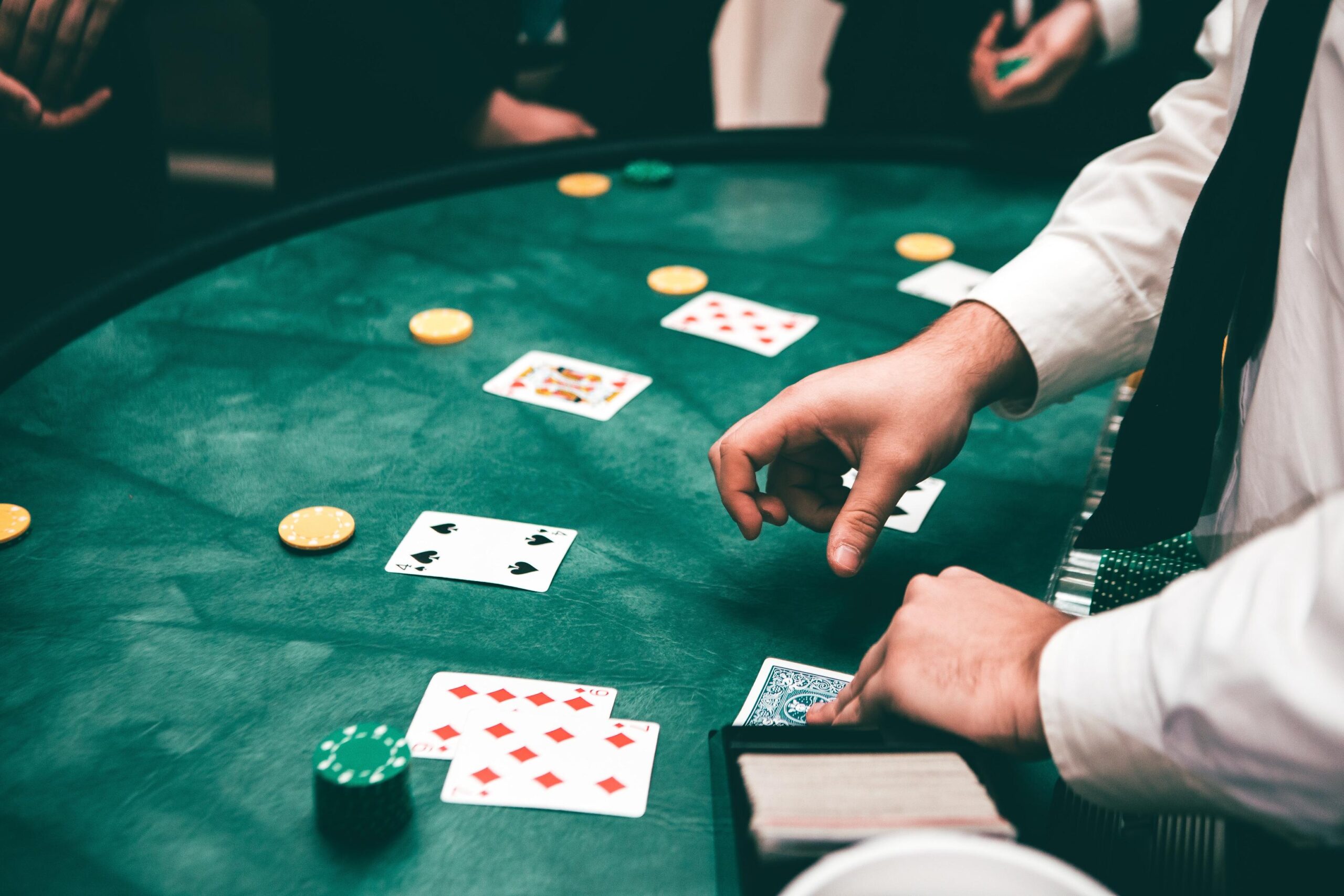 The Pros and Cons of Online vs. Land-Based Casinos